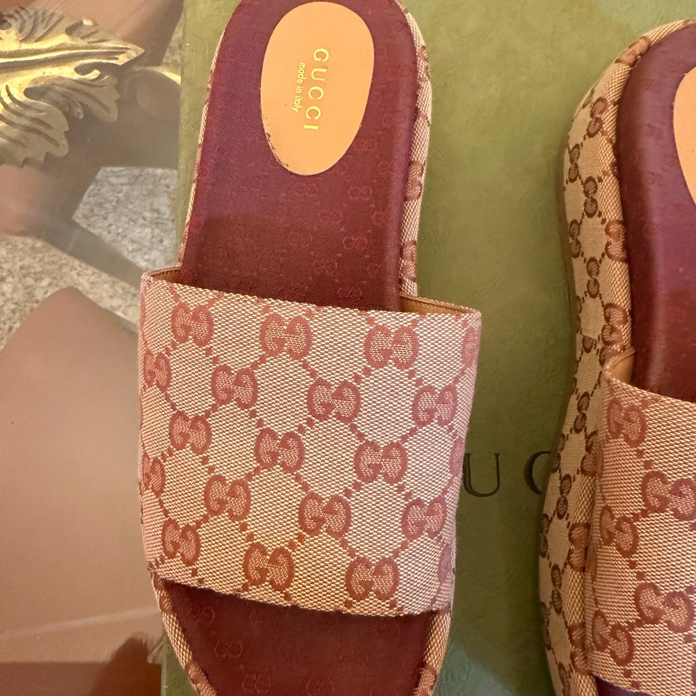 Gucci Beige and Pink Monogram Slides size 39 1/2 good condition